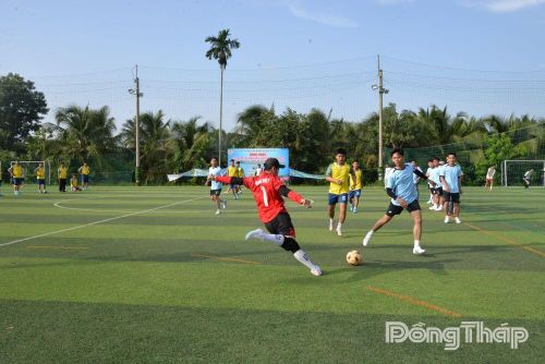 Các đội bóng thi đấu sôi nổi ngay sau khai mạc, cống hiến nhiều pha bóng hấp dẫn