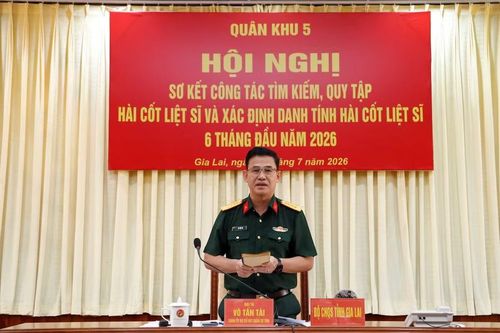  Đại tá Võ Tấn Tài - Chính ủy Bộ Chỉ huy Quân sự tỉnh Gia Lai - báo cáo kết quả Chiến dịch 500 ngày đêm đẩy mạnh thực hiện tìm kiếm, quy tập và xác định danh tính HCLS trên địa bàn tỉnh. Ảnh: H.P 