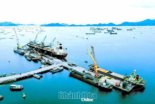 Tàu cập Cảng Cam Ranh bốc xếp hàng hóa.