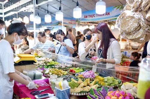 Du khách chọn mua các loại bánh truyền thống tại không gian ẩm thực Festival Biển Khánh Hòa 2026.