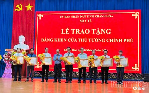 Lãnh đạo Sở Y tế trao bằng khen của Thủ tướng cho các cá nhân