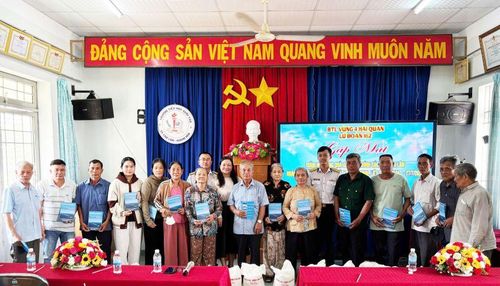 Lữ đoàn 162 tặng quà tri ân các gia đình chính sách.