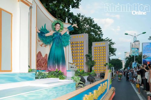 Á hậu Lê Phương Khánh Như vẫy tay chào khán giả.