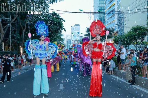 Đoàn diễn viên xiếc tham gia diễu hành.