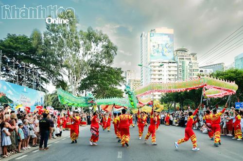 Màn biểu diễn múa rồng mở đầu chương trình diễu hành.