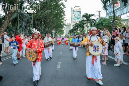 Đoàn nghệ sĩ, diễn viên mang theo nhạc cụ truyền thống dân tộc Chăm diễu hành.