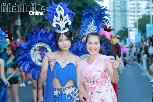 Một khán giả chụp hình kỷ niệm với vũ công.