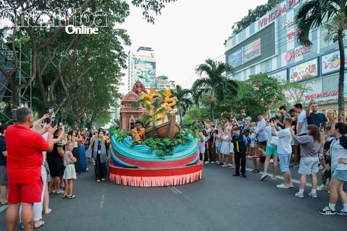 Xe hoa dấu ấn di sản diễu hành trên phố.