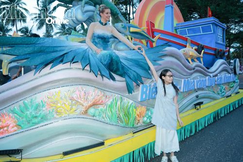 Hoa hậu Hoàn vũ thế giới 2025 (Miss Cosmo 2025) - Yolina Lindquist giao lưu với 1 khán giả nhí.