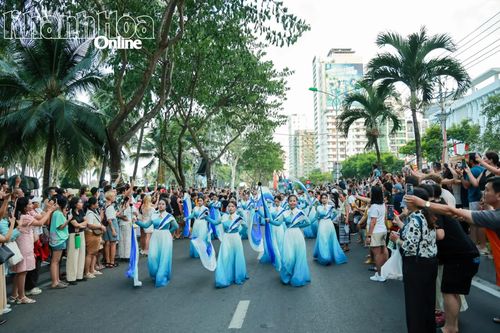 Không khí lễ hội sôi động.