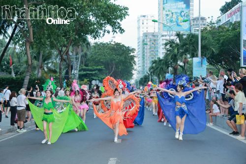 Đoàn vũ công trong trang phục carnival khuấy động không khí đường phố.