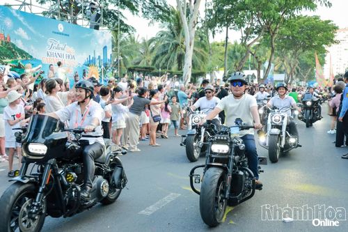 Dàn mô tô phân khối lớn dẫn đầu đoàn diễu hành.