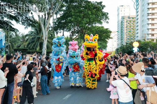 Khán giả thích thú với sự xuất hiện của đoàn lân sư rồng.