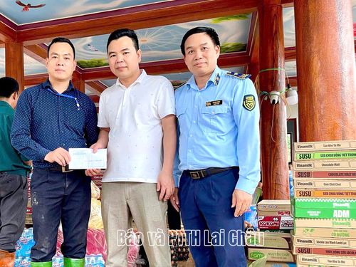 Sở Công Thương hỗ trợ người dân vùng lũ, bị cô lập tại xã Mường Than.
