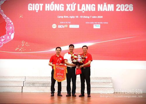Đồng chí Đinh Hữu Học, Ủy viên Ban Thường vụ Tỉnh ủy, Phó Chủ tịch Thường trực UBND tỉnh tặng hoa đại diện Ban Tổ chức Hành trình Đỏ Trung ương.