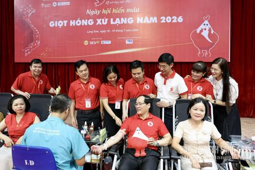 Đồng chí Dương Xuân Huyên, Ủy viên Ban Thường vụ Tỉnh ủy, Phó Chủ tịch Thường trực HĐND tỉnh tham gia hiến máu tại chương trình