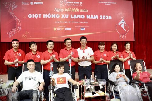 Các đại biểu động viên tình nguyện viên hiến máu tại chương trình