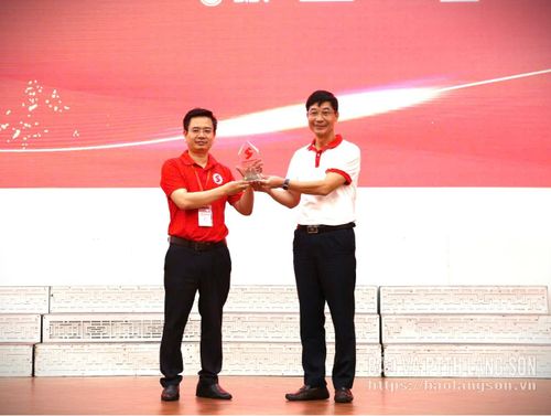 Lãnh đạo Ban Tổ chức Hành trình Đỏ Trung ương 2026 trao biểu trưng Hành trình Đỏ cho đại diện Ban Chỉ đạo Vận động Hiến máu tình nguyện tỉnh
