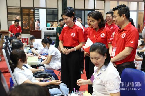Các đại biểu động viên tình nguyện viên hiến máu tại chương trình