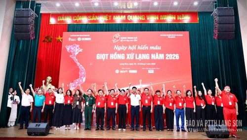 Các đại biểu cùng thực hiện nghi thức phát động Hành trình Đỏ "Giọt hồng Xứ Lạng" năm 2026