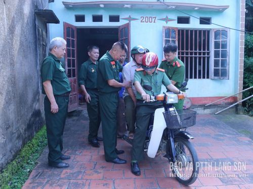 Thân nhân liệt sỹ được hỗ trợ đưa đón đến địa điểm lấy mẫu sinh phẩm