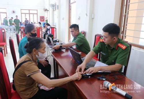 Lực lượng chức năng xác thực thông tin thân nhân các liệt sỹ