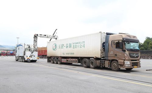 Hệ thống soi chiếu phương tiện hiện đại giúp rút ngắn thời gian kiểm tra, nâng cao năng lực thông quan tại cửa khẩu Kim Thành.