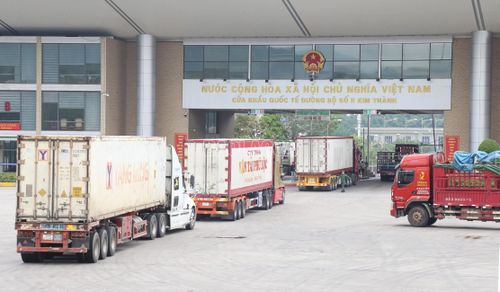 Hoạt động xuất khẩu nông sản diễn ra sôi động tại Cửa khẩu quốc tế đường bộ số II Kim Thành (Lào Cai), với hàng trăm xe container làm thủ tục thông quan mỗi ngày.