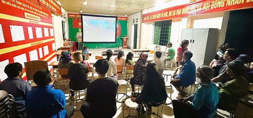 Người dân thôn Tả Lèng xem phim lưu động chào mừng kỷ niệm 79 năm Ngày Thương binh - Liệt sĩ.