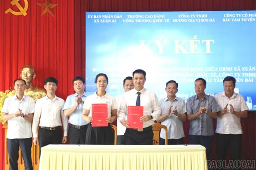 Đại diện UBND xã Xuân Ái và các đối tác ký cam kết hợp tác đào tạo, tuyển dụng lao động.