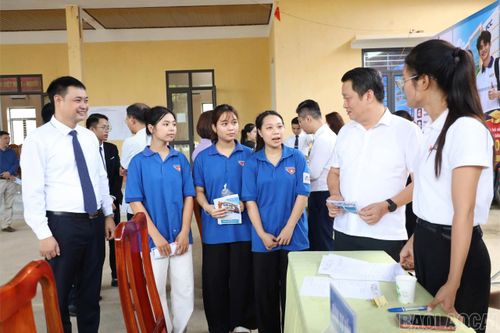 Đại diện các doanh nghiệp, cơ sở giáo dục nghề nghiệp trực tiếp tư vấn việc làm và định hướng học nghề cho người lao động.