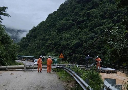 Mưa lớn gây đổ cột trung thế số 26 đường dây 376E29.2 tại thôn Trống Là, xã Khao Mang, làm gián đoạn cung cấp điện cho 88 trạm biến áp.