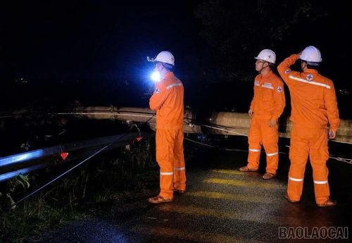 Cán bộ, nhân viên Điện lực Nghĩa Lộ xuyên đêm bám hiện trường để triển khai phương án khắc phục sự cố.