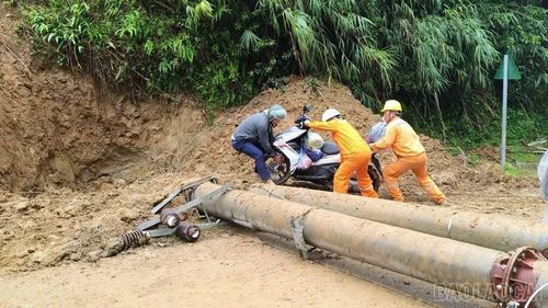 Cùng với hoạt động khắc phục vụ cố lưới điện cán bộ, nhân viên Điện lực Nghĩa Lộ cũng trực tiếp hỗ trợ người dân vượt qua khu vực sạt lở, góp phần bảo đảm an toàn giao thông.