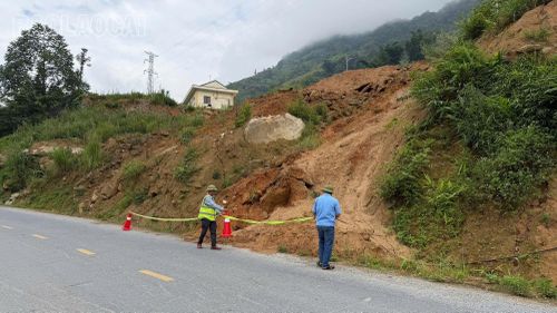 Khu vực nguy hiểm được căng dây cảnh báo.