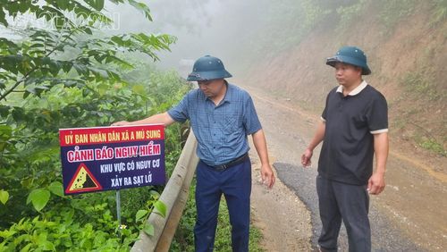 Ông Nguyễn Văn Tâm, Phó Trưởng phòng Kinh tế xã A Mú Sung cùng anh em trong phòng đội mưa kiểm tra sạt lở và cắm biển cảnh báo khu vực nguy hiểm.
