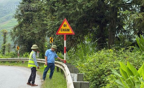 Kiểm tra khu vực taluy âm và các biển cảnh báo an toàn trên Quốc lộ 4D.