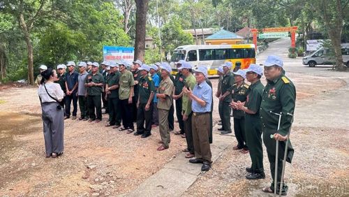 Người có công với cách mạng được Trung tâm Dịch vụ tổng hợp Nội vụ tỉnh tổ chức tham quan di tích Đồi C4, tỉnh Thanh Hóa.
