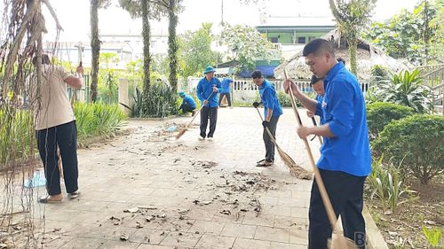 Đoàn viên, thanh niên xã Xuân Ái quét dọn, vệ sinh Nhà tưởng niệm các anh hùng,liệt sĩ.