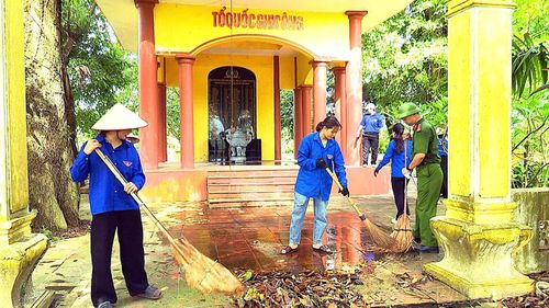 Chỉnh trang các Nhà bia là hoạt động thường niên của Đoàn Thanh niên xã Quy Mông.