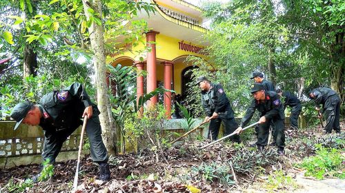 Các cán bộ, chiến sĩ Tiểu đoàn 3, Trung đoàn Cảnh sát Cơ động số 2, Bộ Công phát dọn cây cỏ quanh Nhà bia tại xã Quy Mông.