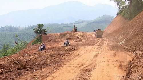 Các nhà thầu đang nỗ lực thi công nền đường.