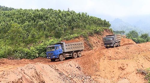 Tranh thủ thời tiết nắng ráo, chủ đầu tư và nhà thầu tập trung nhân lực máy thiết bị để đào đắp nền đường.