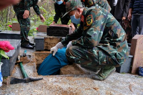 Các lực lượng tham gia lấy mẫu ADN liệt sĩ thiếu thông tin tại Nghĩa trang Liệt sĩ Lâm Đồng