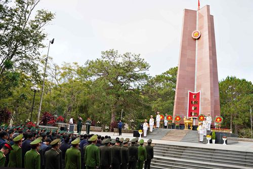 Tưởng niệm các Anh hùng liệt sĩ thể hiện đạo lý "Uống nước nhớ nguồn" của dân tộc.