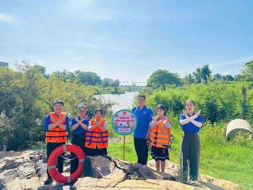 Những chiếc lốp xe cũ sau khi được sơn sửa trở thành biển cảnh báo phòng, chống đuối nước.