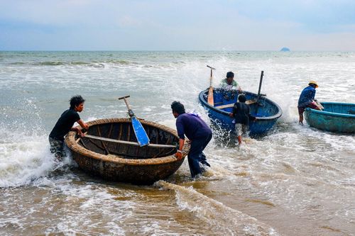 Các ngư dân vùng biển xã Tân Hải thi khiêng thúng ra khơi