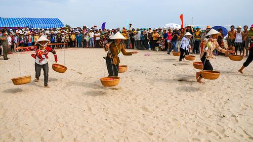 Mỗi mùa lễ hội không chỉ là ngày hội của một làng biển mà trở thành cầu nối giữa cộng đồng với du khách. Ảnh: Ngọc Lân