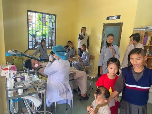 Khám răng miễn phí cho trẻ em tại Mái ấm Lục Hòa, xã Hiệp Thạnh
