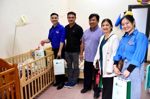 Thăm tặng quà cho trẻ sơ sinh bị bỏ rơi được nuôi dưỡng tại Trung tâm Bảo trợ xã hội tỉnh Lâm Đồng